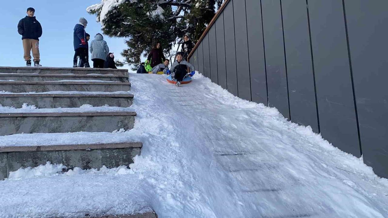 Bolu'da Minikler Merdivenleri Kayak Pisti Yaptı