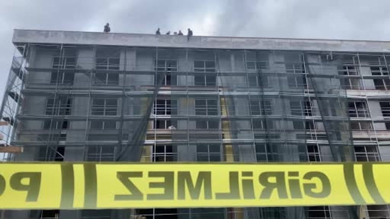 Bolu’da Uygulama Okulu İnşaatında İşçiler Çatıya Çıktı: 12-13 Milyon Lira Alacak İddiası