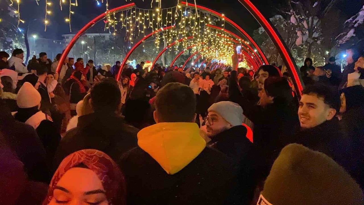 Bolu’da Yeni Yıl Coşkusu: İzzet Baysal Caddesi'nde Oyunlar ve Sürpriz Evlilik Teklifi