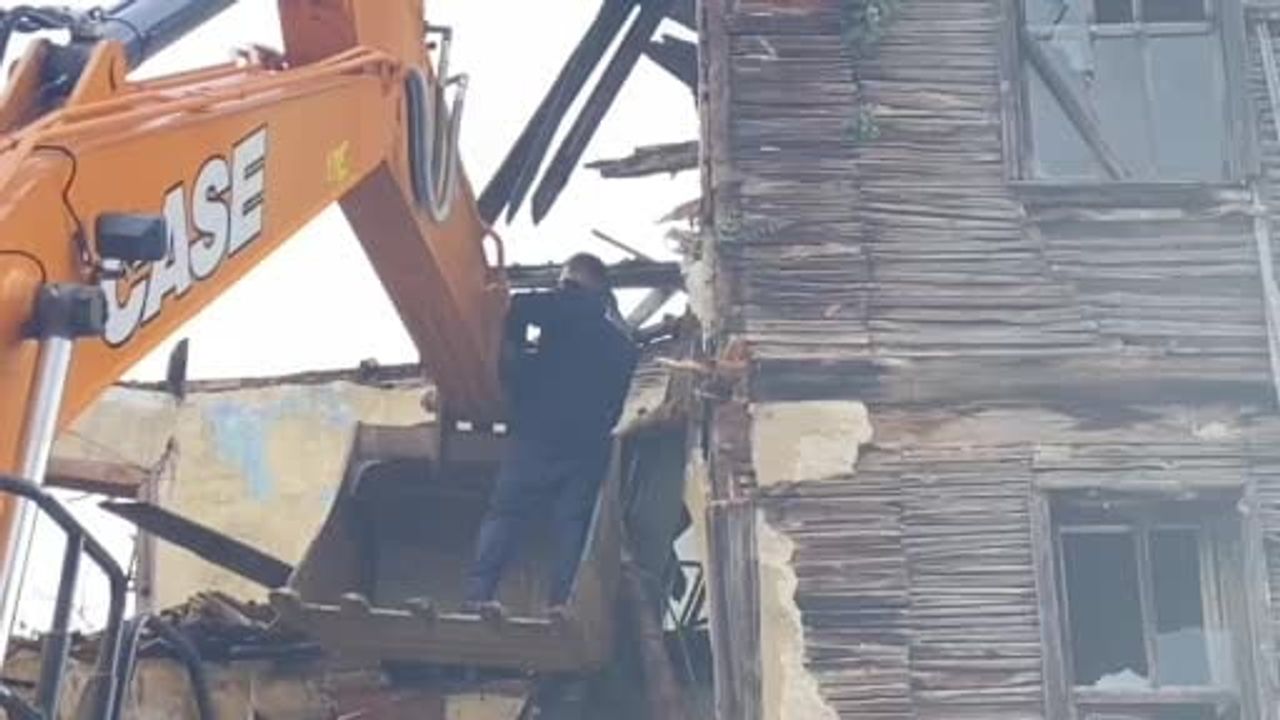 Bolu'da Yıkımda Bayrak Hassasiyeti: Zabıta Kepçeye Çıkarak Türk Bayrağını Kurtardı