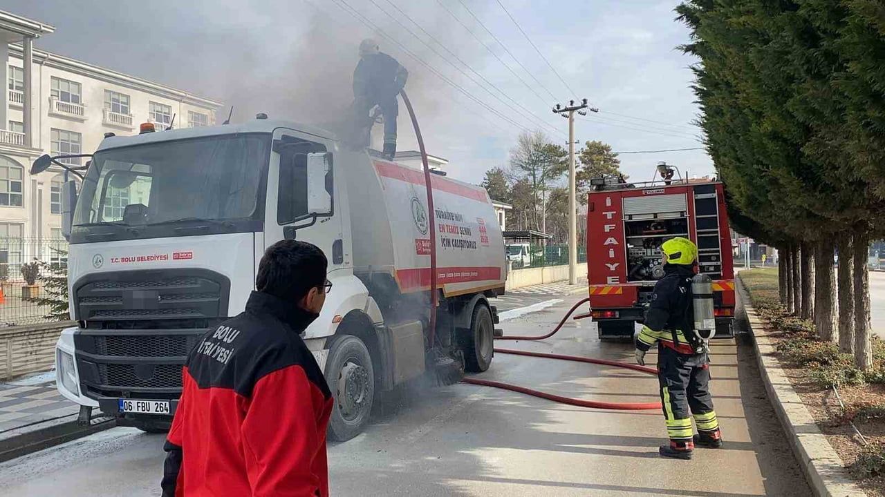 Bolu'da Yol Süpürme Aracında Yangın Söndürüldü