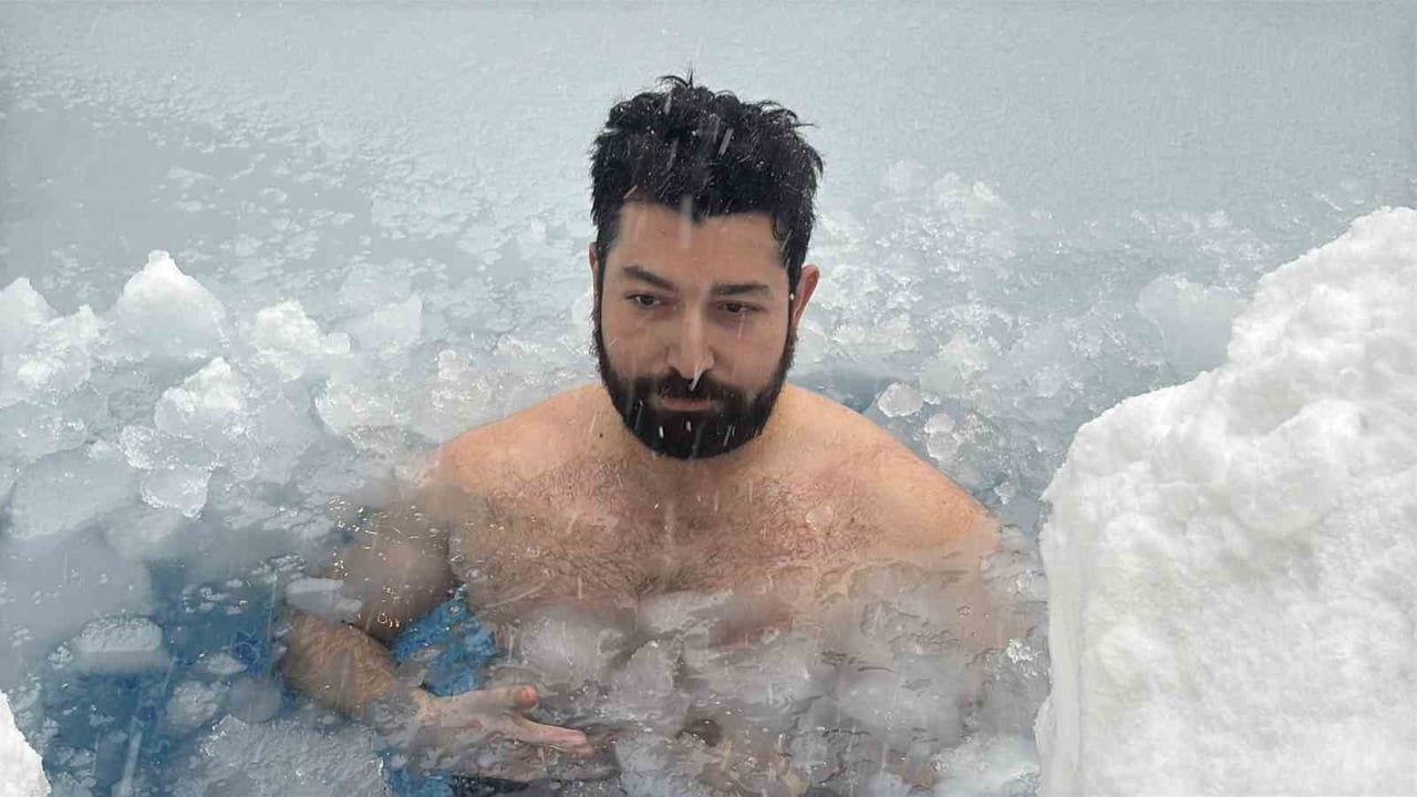 Bolu Dağı'nda eksi 10 derecede buz gibi havuza giren Eren Biri