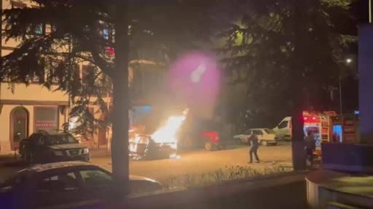 Bolu Göynük’te Park Halindeki Otomobil Alev Alev Yandı