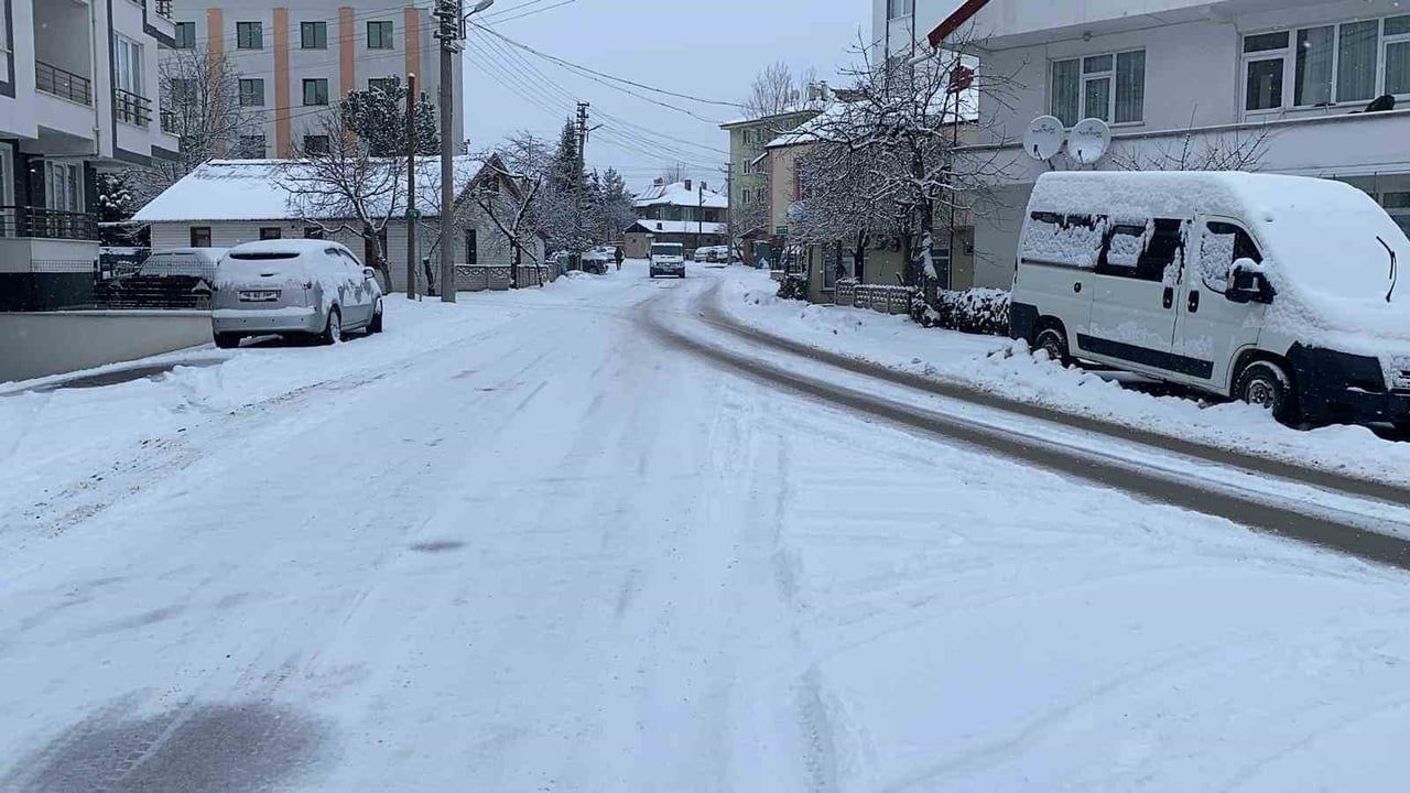 Bolu'ya Kar Yağdı: Kent Beyaza Büründü