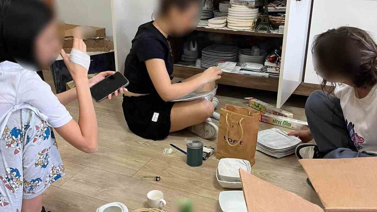 Bornova'da Öğretmene 'İnsan Ticareti' İddiası: 6 Kız Öğrenci Evde Çalıştırıldı