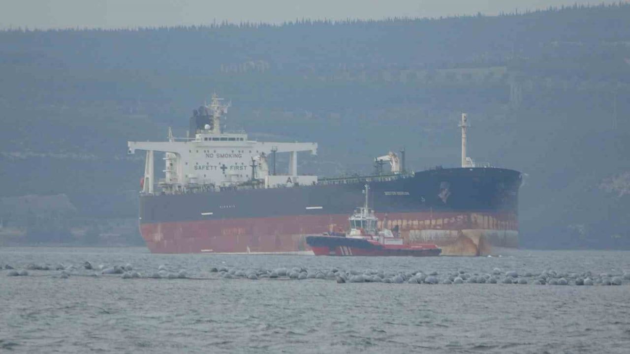 Boston Beacon Çanakkale Boğazı'nda Jeneratör Arızası: Römorkörler Sevk Edildi