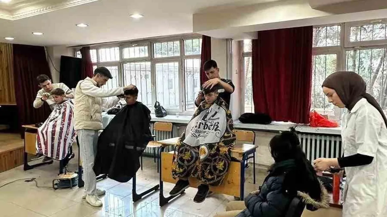 Boyabat’ta 'Bir Dokunuş Bin Mutluluk' ile Mesleki Eğitim Sahaya Taştı