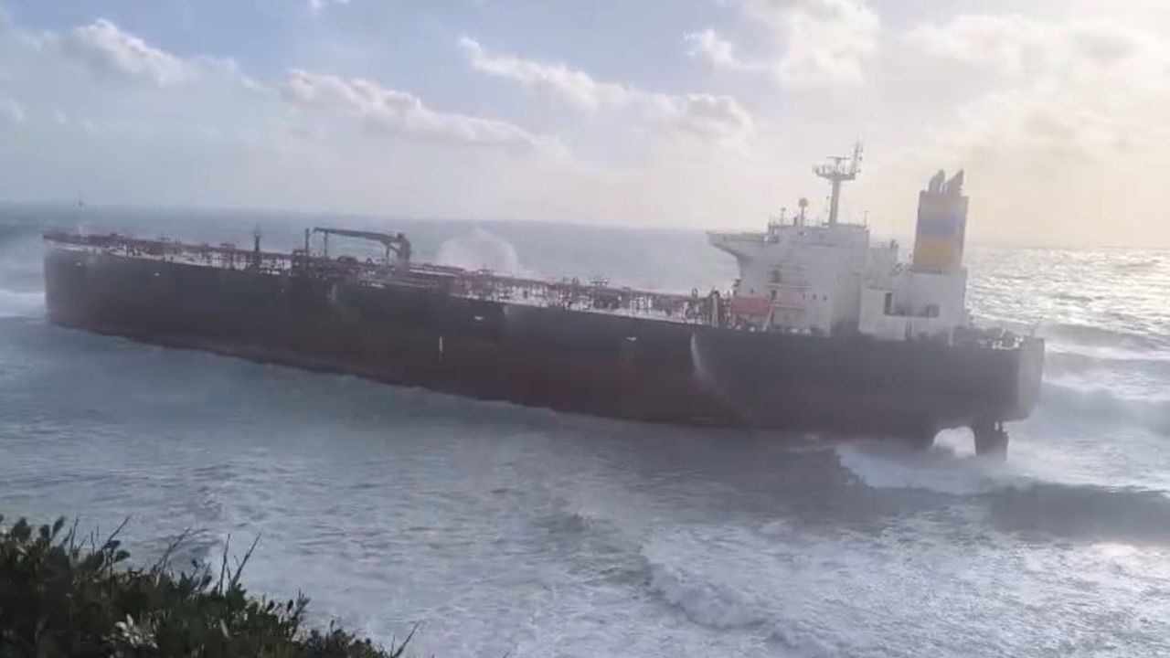 Bozcaada Açıklarında Umman Bayraklı 'QENDIL' Tankeri Karaya Oturdu