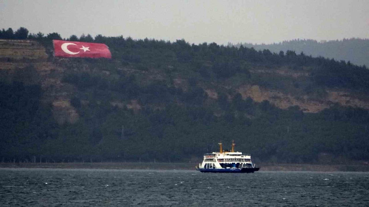 Bozcaada'da Feribot Seferleri Bugün İptal Edildi