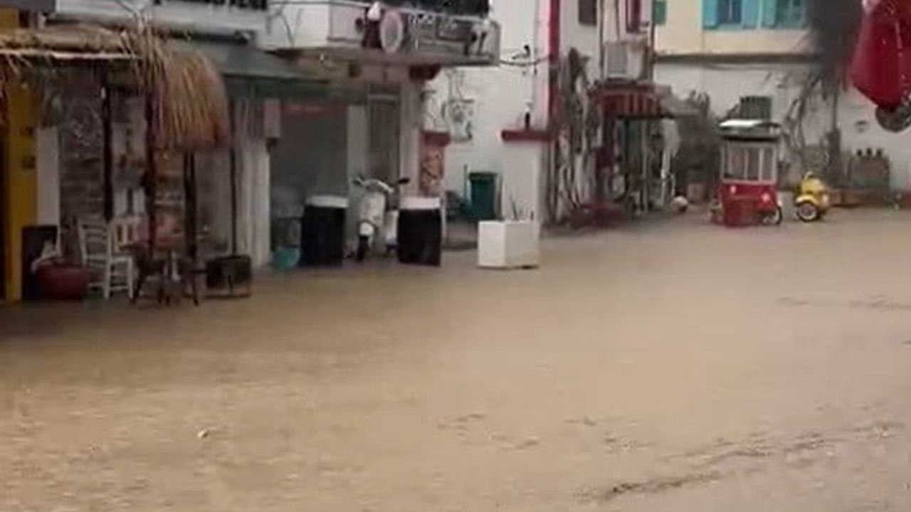Bozcaada'yı Sağanak Vurdu: Sokaklar Göle Döndü
