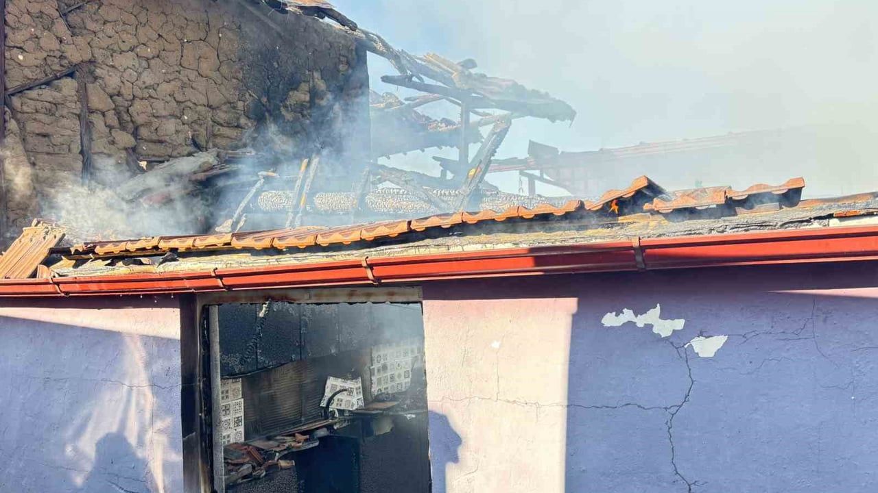 Bozdoğan'da Ev Yangını: Ev Küle Döndü, Başkan Özel İnceledi