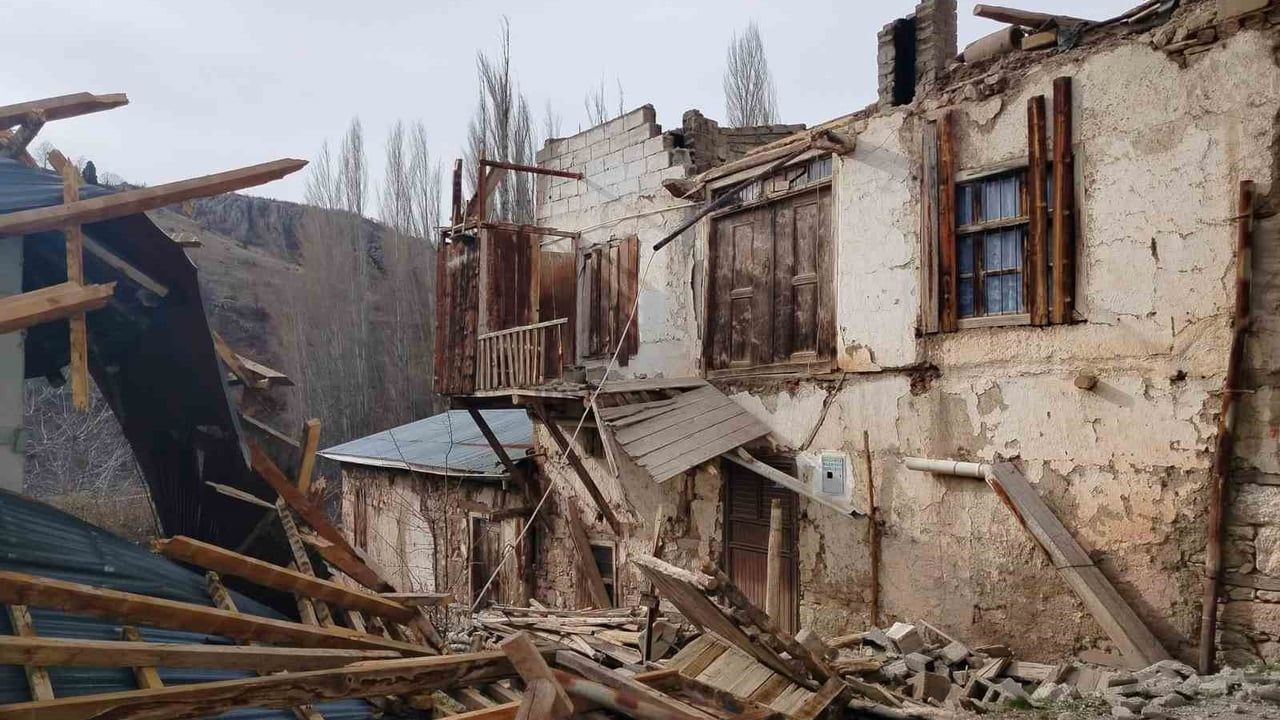 Bozkır'da Şiddetli Rüzgar Çatı Uçurdu — Dereköy'de Ev ve Barınaklar Hasar Gördü