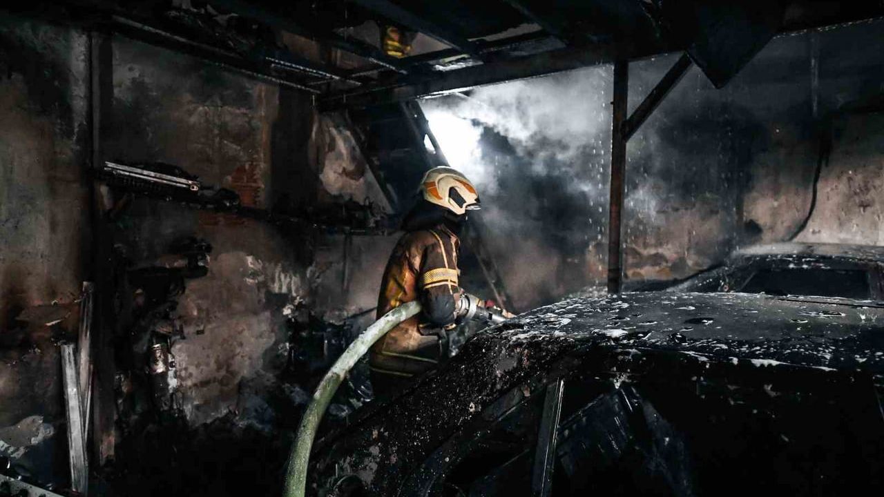 Buca'da Oto Tamirci Deposunda Yangın Kısa Sürede Kontrol Altına Alındı