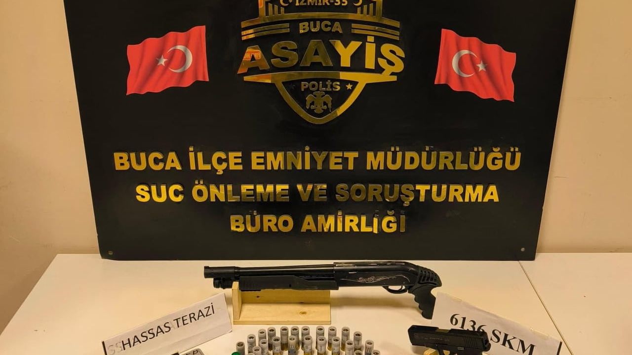 Buca'da silah operasyonu: 1 gözaltı, ruhsatsız tabanca ve pompalı tüfek ele geçirildi