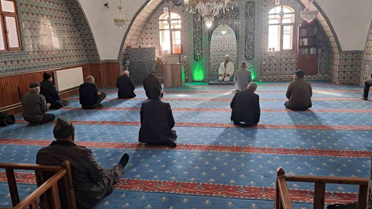 Büğdüz Mahalle Camii’nin Geleneksel Motifli Minber…