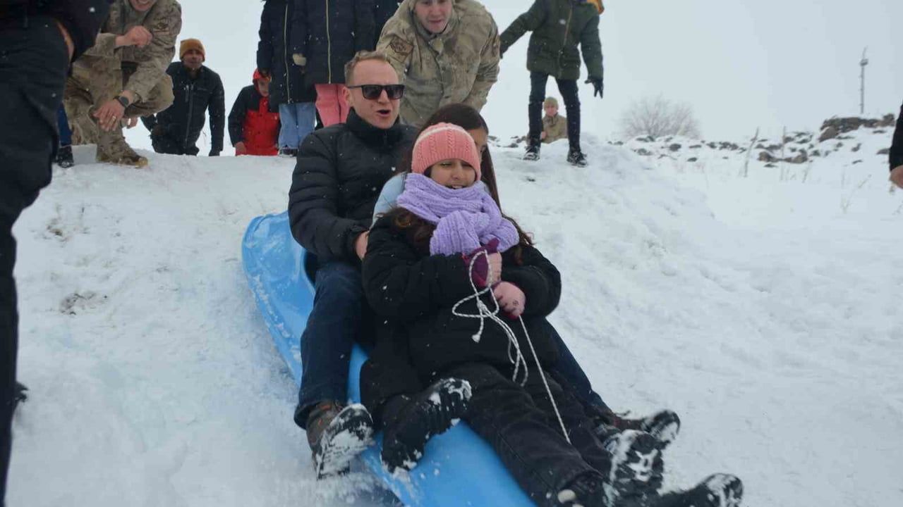 Bulanık'ta Unutulmaz Kış Şenliği: Kaymakamlık ve Jandarma Çocukları Sevindirdi