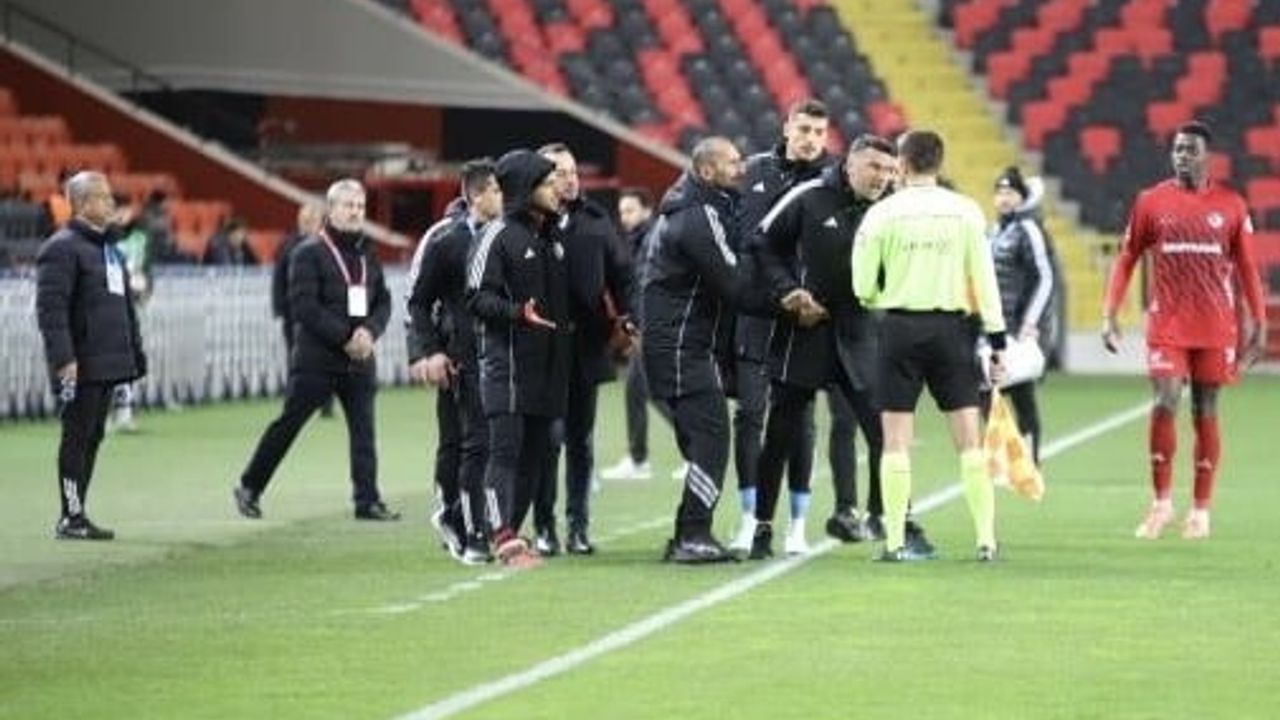 Burak Yılmaz'dan futbol kamuoyuna ve hakemlere özür