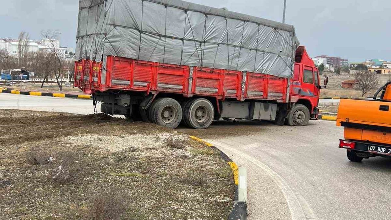 Burdur-Antalya Kara Yolu’nda Kamyonet ile Otomobil Çarpıştı: 1 Yaralı
