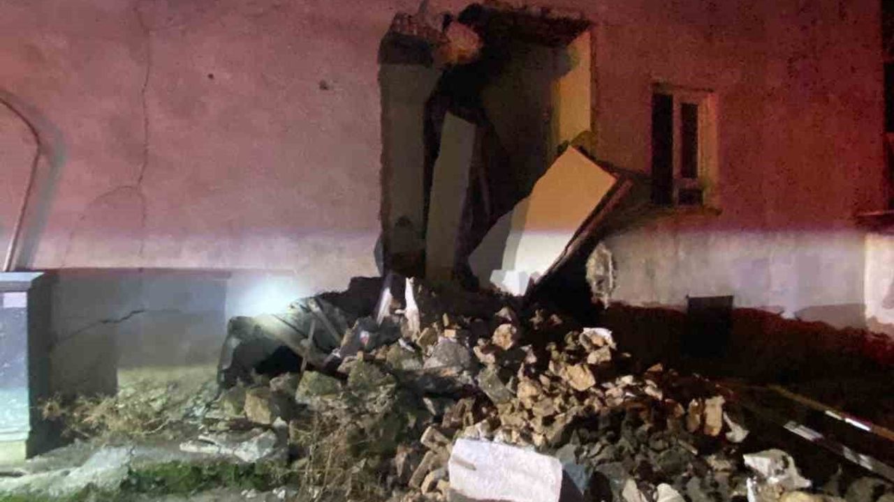 Burdur Bucak'ta Kerpiç Evin Yan Duvarı Çöktü