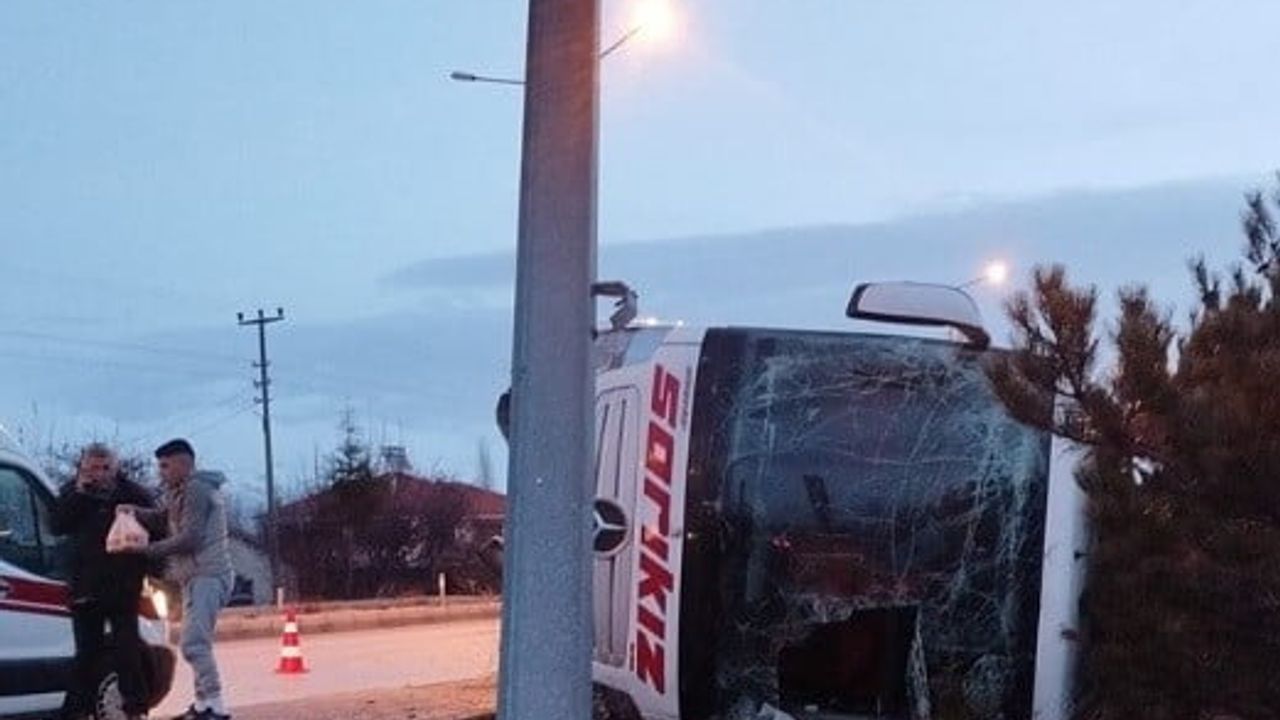 Burdur Çavdır'da Yolcu Otobüsü Devrildi: 12 Yaralı