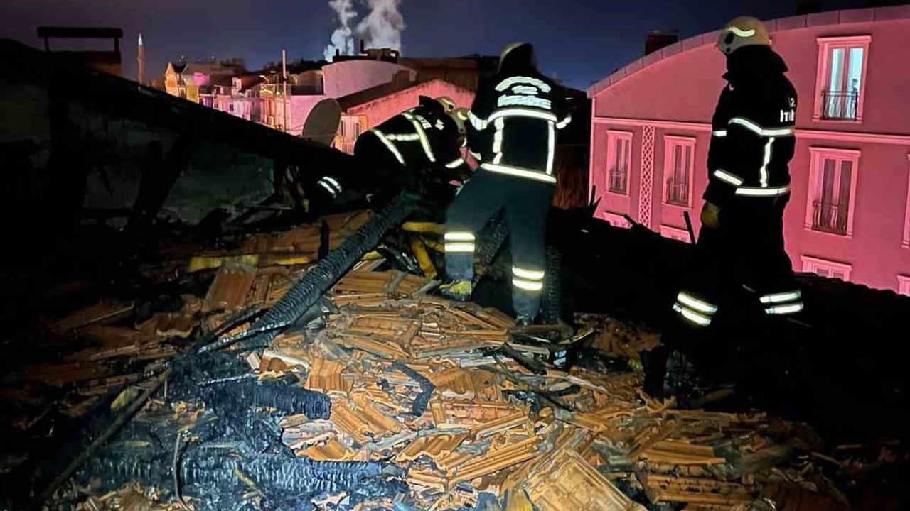 Burdur'da 4 Katlı Binanın Çatısında Korkutan Yangın