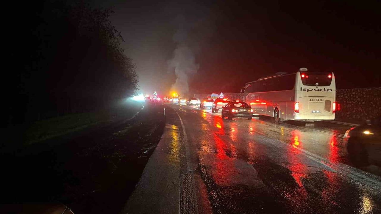 Burdur'da BMW Alev Alev Yandı: 5 Kişi Kurtarıldı