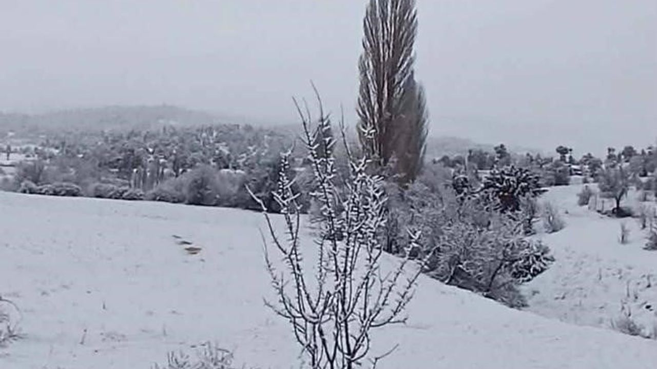 Burdur'da Gölhisar'ın Yüksek Kesimlerinde Kar Yağışı Etkili Oldu