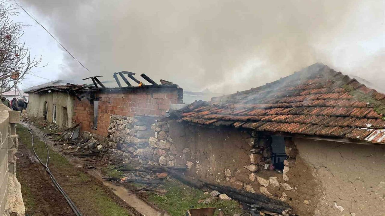 Burdur'da Karekent Köyünde Ev ve Ahır Yangını