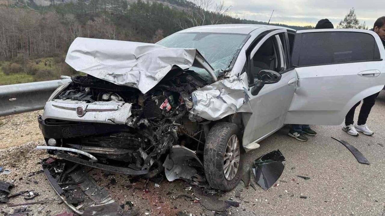 Burdur'da Zincirleme Kaza: 3 Otomobil Çarpıştı, 4 Yaralı