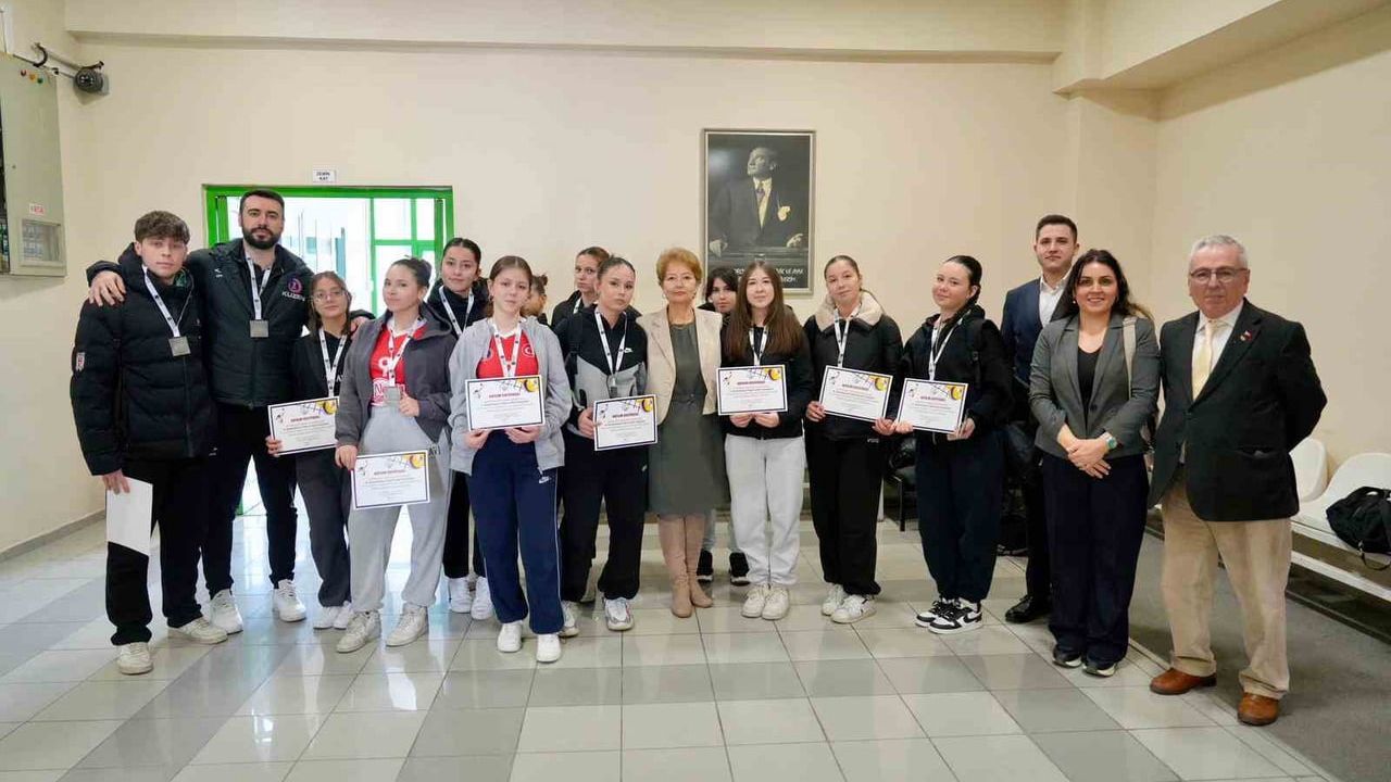 Burhaniye'de 4. Geleneksel Yıldız Kızlar Voleybol Turnuvası Başladı