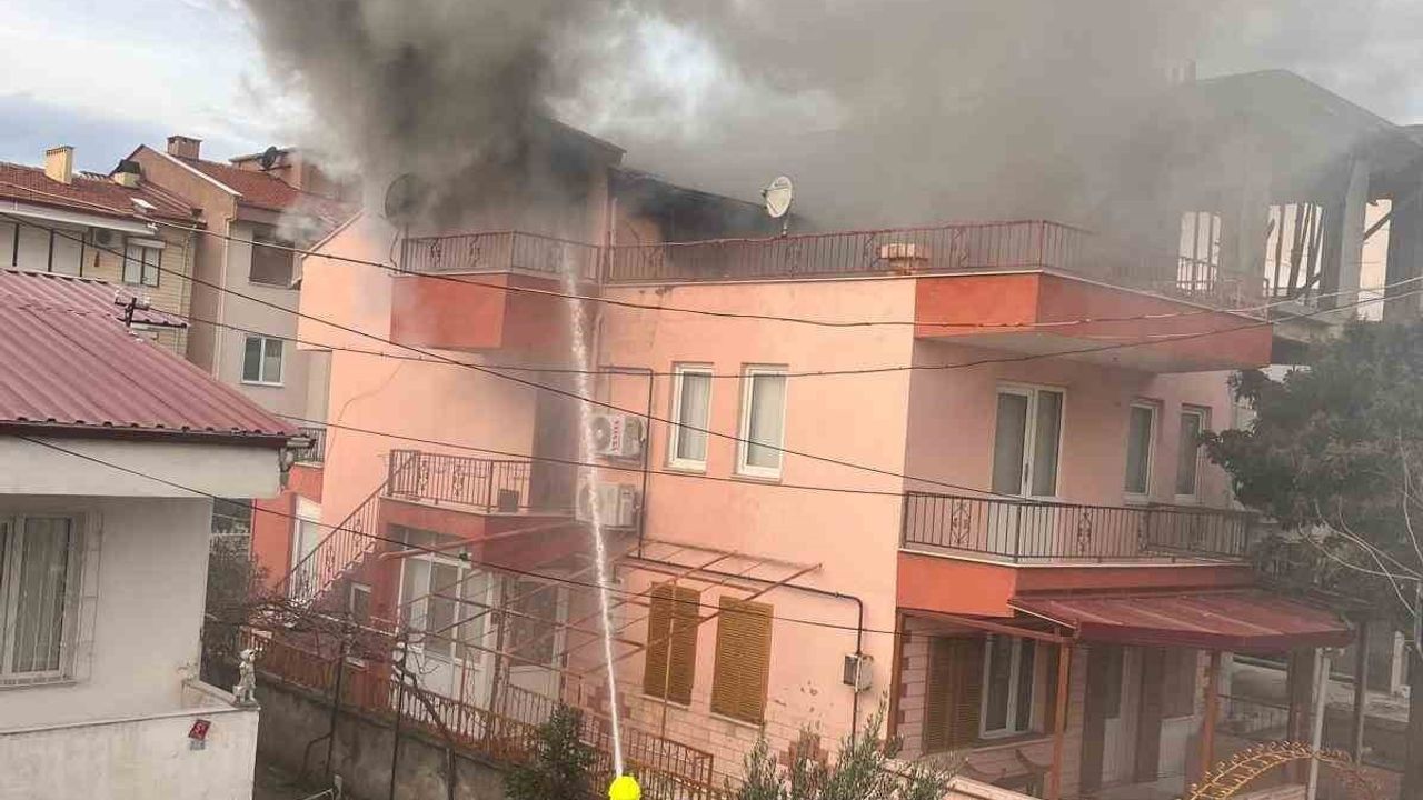 Burhaniye'de Ev Yangını: Yaşlı Adam Alevlerin Arasından Kurtarıldı