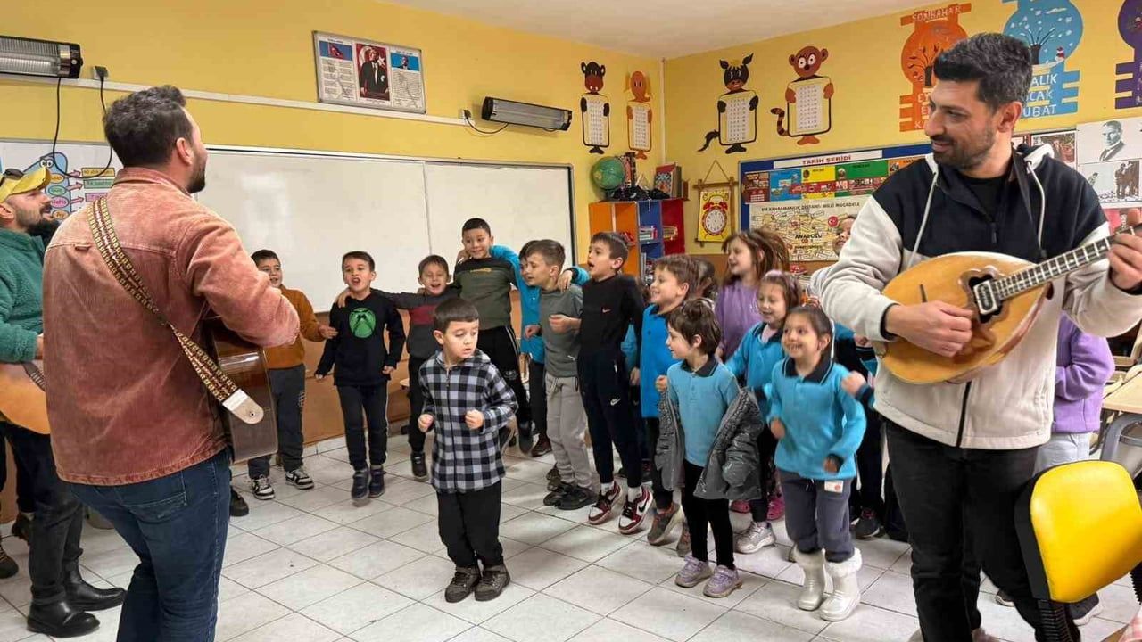 Burhaniye'de Köy Okullarına Sürpriz Konser: 'Bir Nota Bin Gülümseme' Öğrencileri Sevindirdi