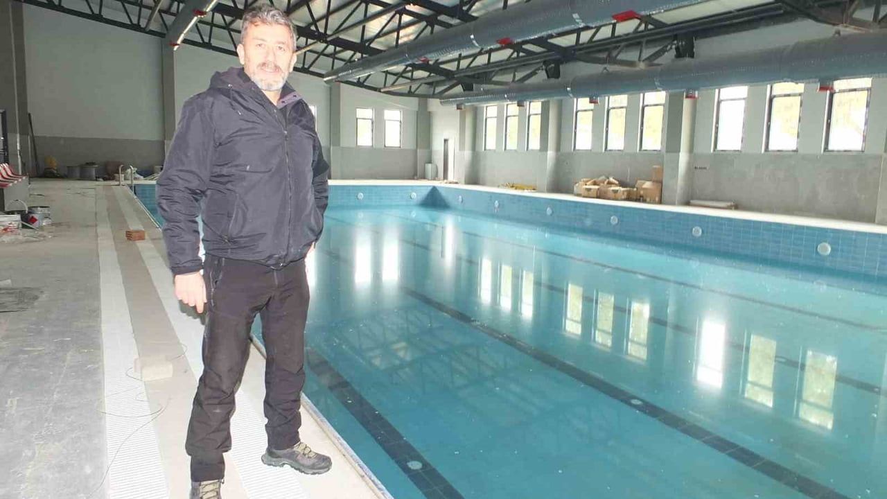 Burhaniye’ye Yarı Olimpik Yüzme Havuzu Tamamlandı