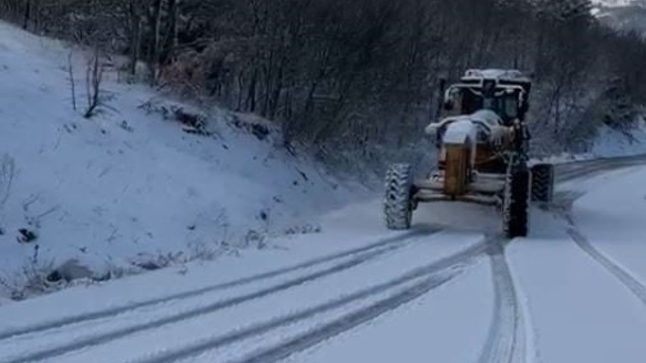 Bursa Büyükşehir'den Karla Mücadele: Ambulansa Yol Açıldı, 16 Mahalle Ulaşıma Kavuştu