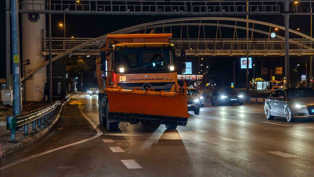 Bursa Büyükşehir'in Kar Mesaisi: 280 Mahalle Yolu Ulaşıma Açıldı