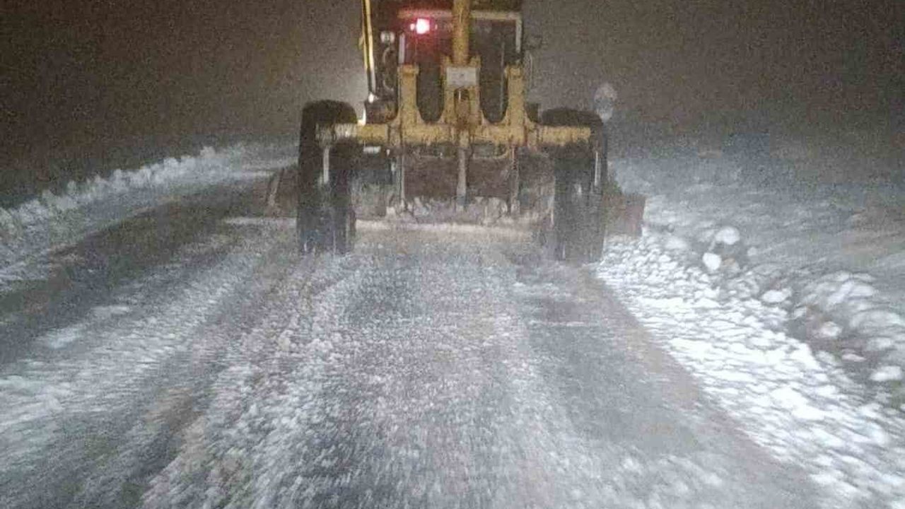 Bursa Büyükşehir'in Kar Mesaisi: 33 Mahalle Yolu Ulaşıma Açıldı