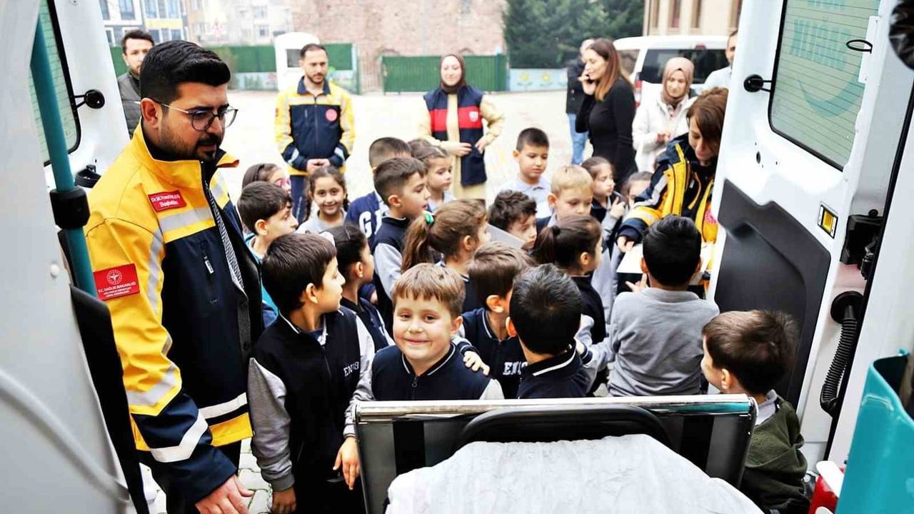 Bursa'da 112'den Karne Hediyesi: Yağmur'un Ambulans Hayali