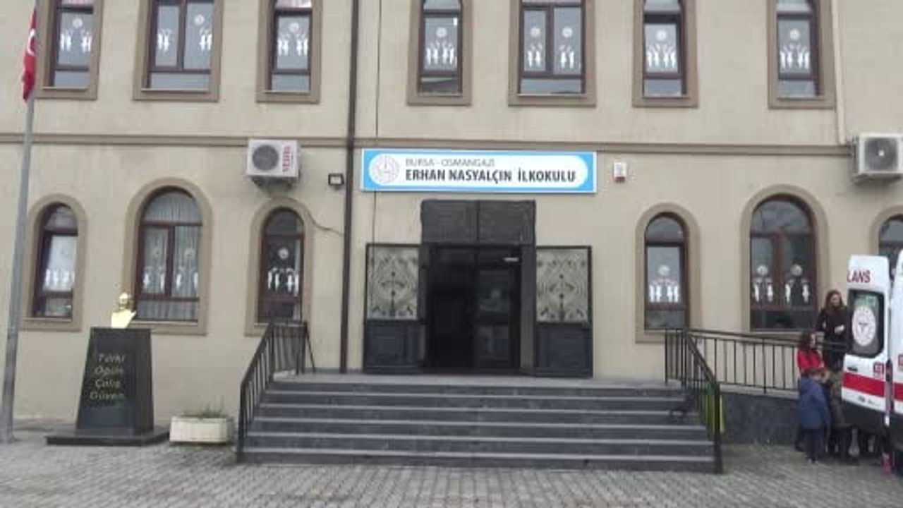 Bursa'da 112'den Yağmur'a Karne Hediyesi: Okula Ambulans Ziyareti