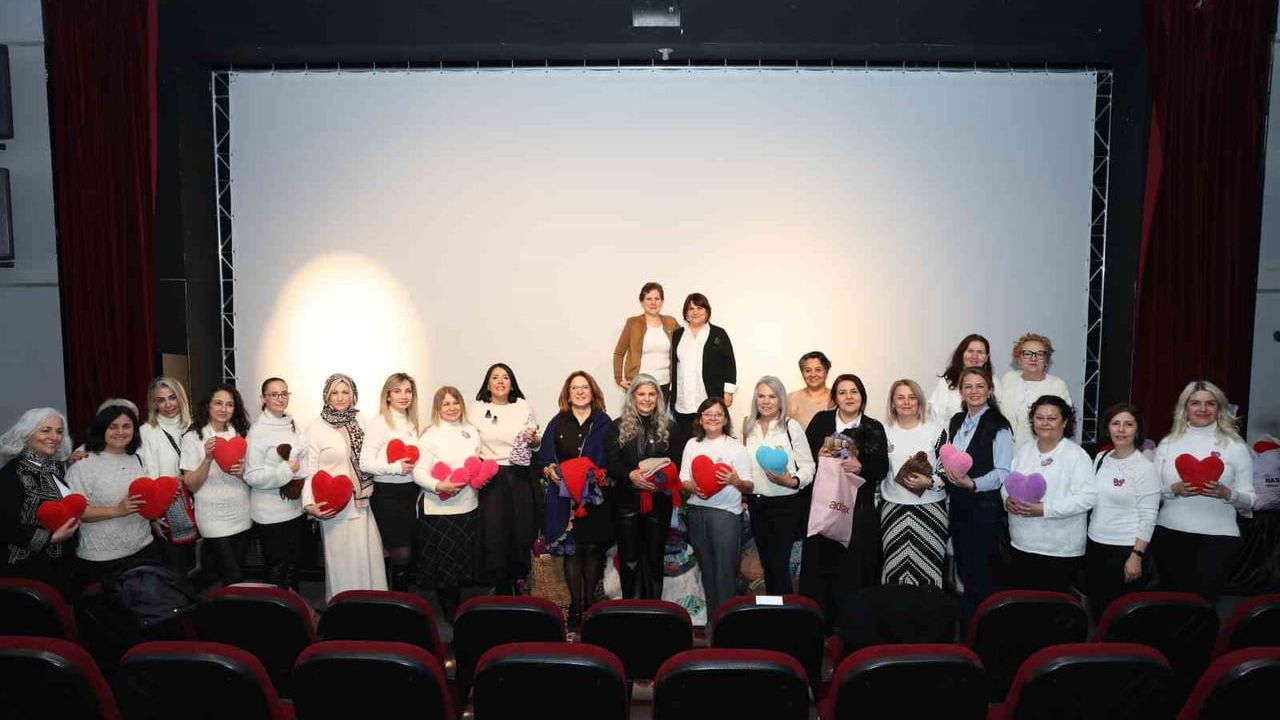 Bursa’da 200 Kadın Sinemada İyilik İçin Ördü