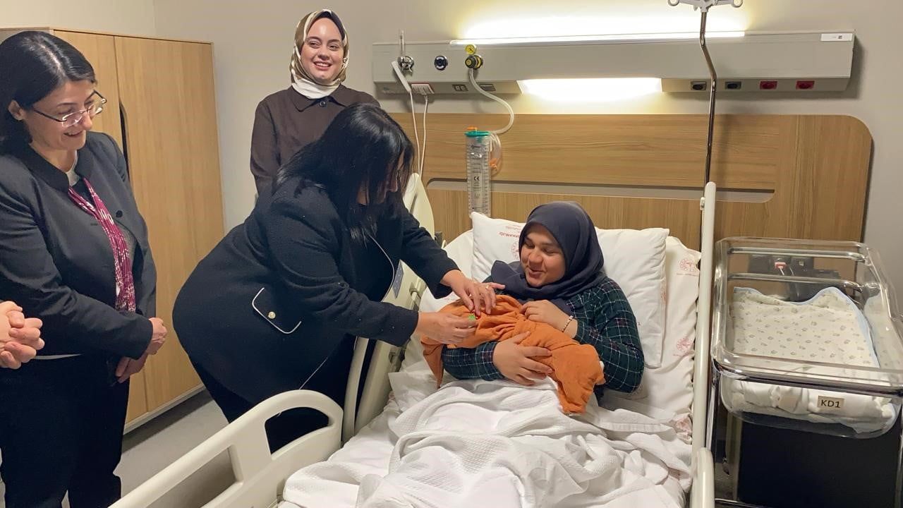 Bursa'da 2026'nın İlk Bebeği Bursa Şehir Hastanesi'nde Dünyaya Geldi
