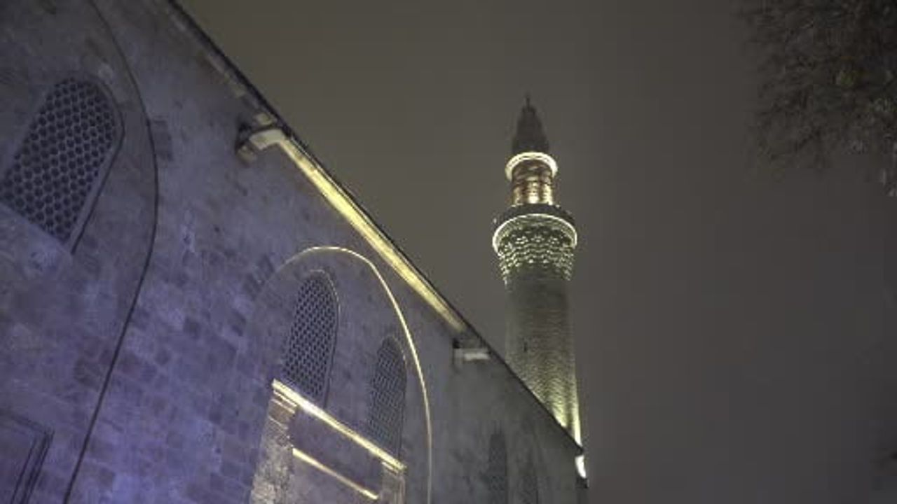 Bursa'da 2026'nın İlk Sabah Namazı Ulucami'de Kar Altında Kılındı