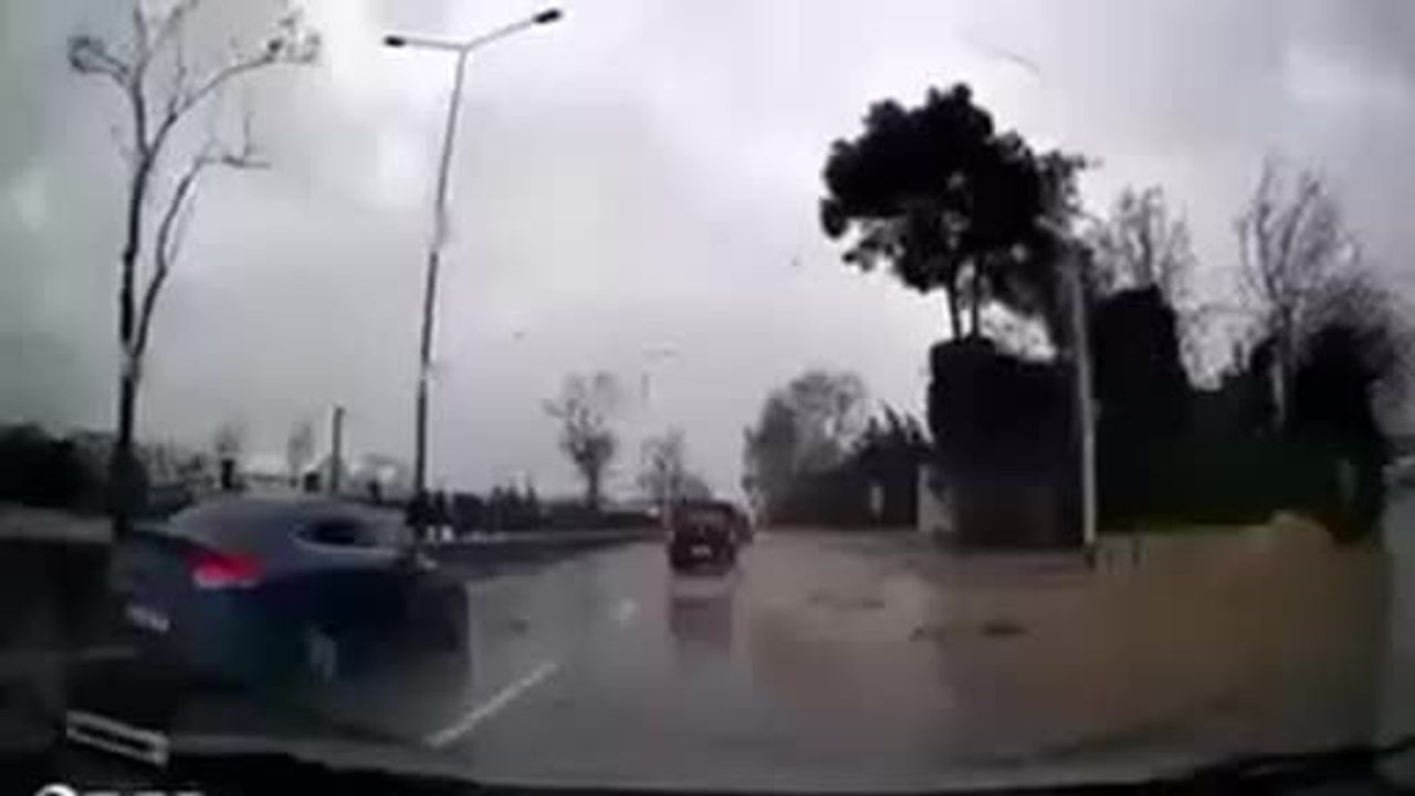 Bursa'da 75 km/s Fırtına: Mudanya Yolunda Ağaç Devrilme Anı Kamerada