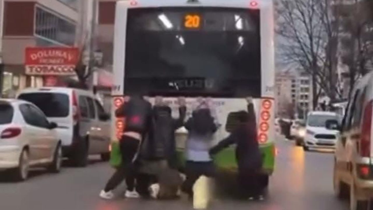 Bursa'da Belediye Otobüsüne Tutunan 4 Çocuğun Tehlikeli Yolculuğu