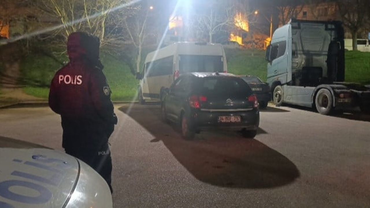 Bursa'da bıçaklı kavga: 2 kişi sırtından yaralandı