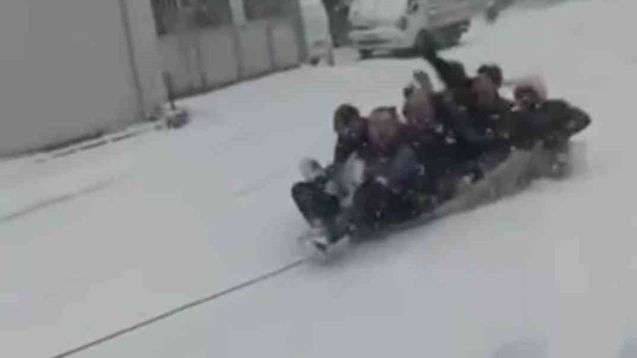 Bursa'da Buzlu Yolda Kaza: Nilüfer Balat'ta Araç Site Girişine Çarptı