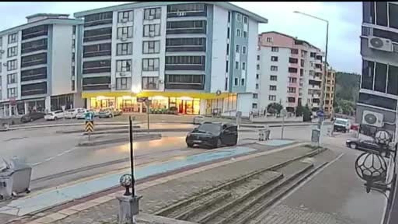 Bursa'da Direksiyon Dersinde Fren Yerine Gaza Bastı: Otomobil Dükkan Önüne Uçtu