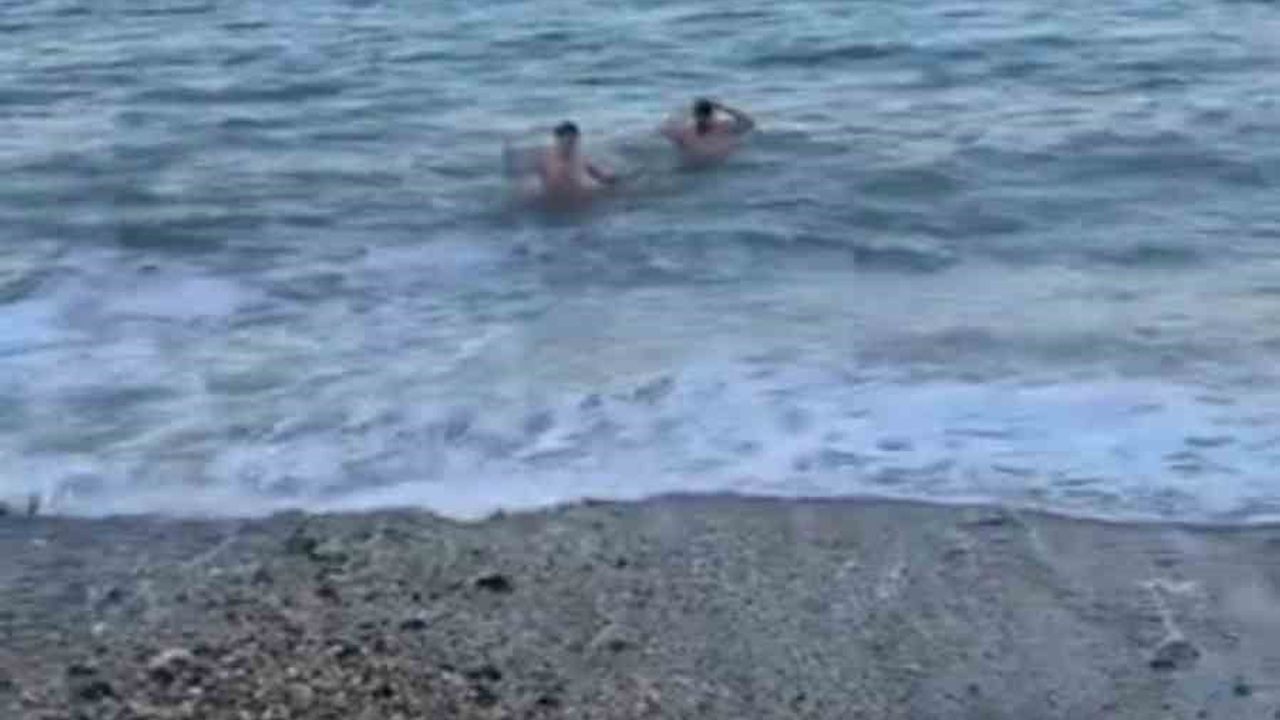 Bursa'da Dondurucu Soğukta Denize Girenler: Mudanya ve Gemlik'te Şaşırtan Görüntüler