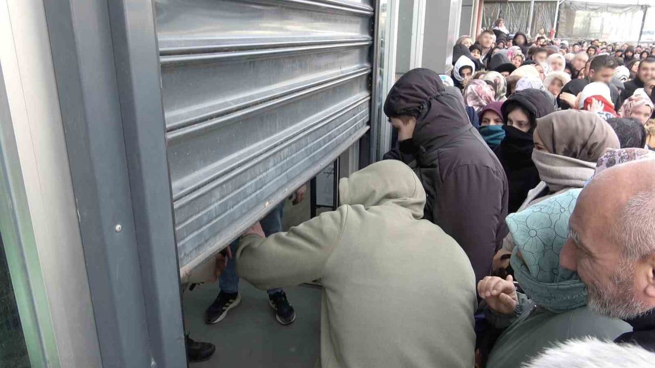 Bursa’da indirim izdihamı: 100 liralık alışveriş için saatlerce kuyruk