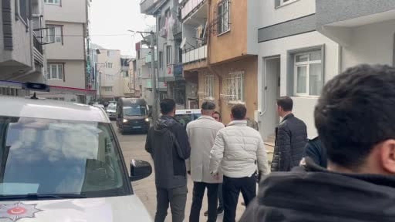 Bursa'da İzinli Mahkum Balkona Kendini Kilitledi: 17 Yıl Hapisle Aranıyordu