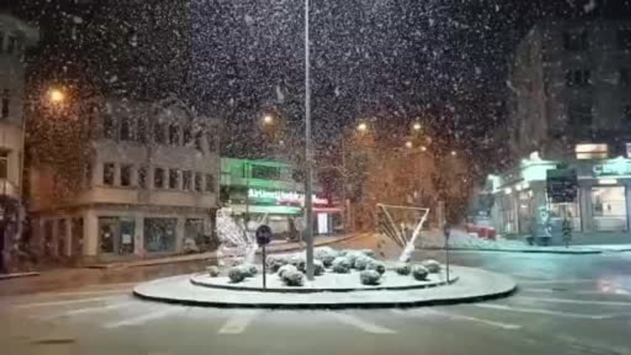 Bursa'da Kar Başladı: Sıcaklık -2 Derece, Yüksek Kesimlerde Kar Örtüsü